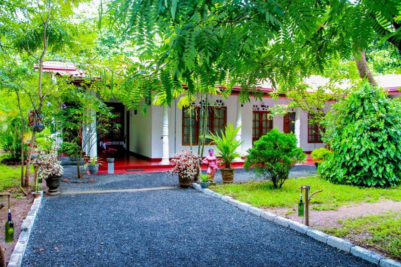 Thathsara Holiday Inn Sigiriya Exterior photo