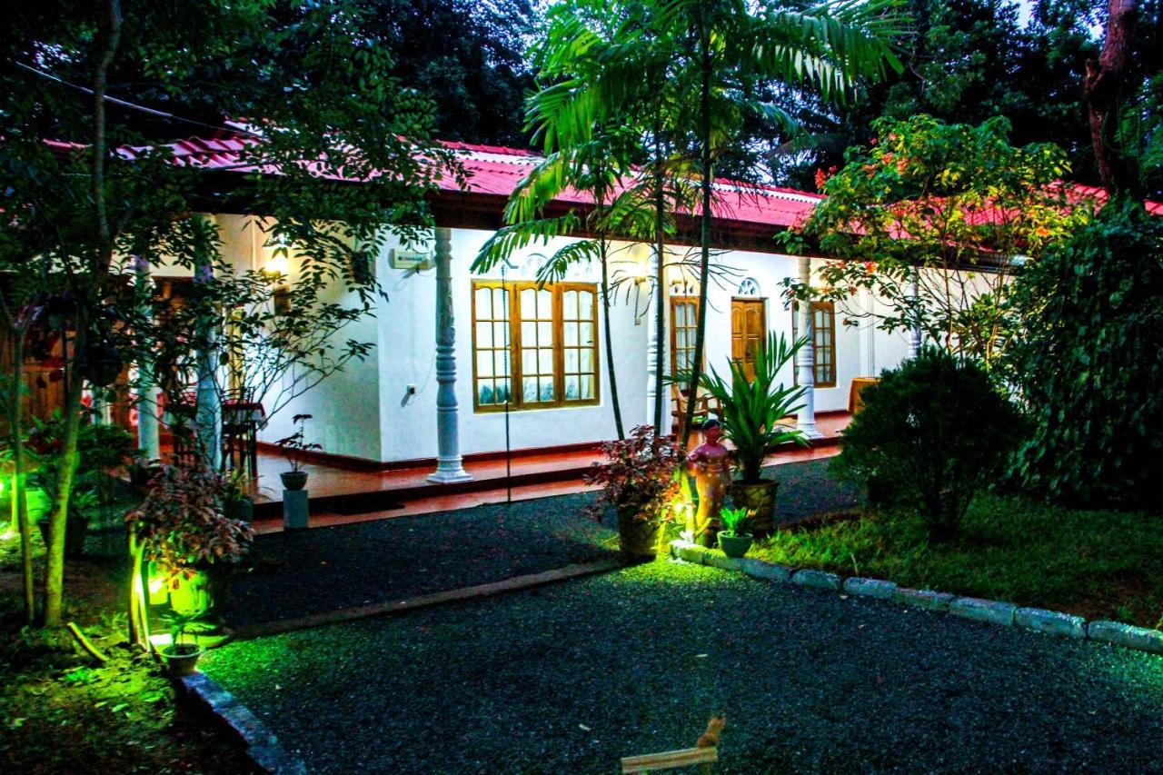 Thathsara Holiday Inn Sigiriya Exterior photo