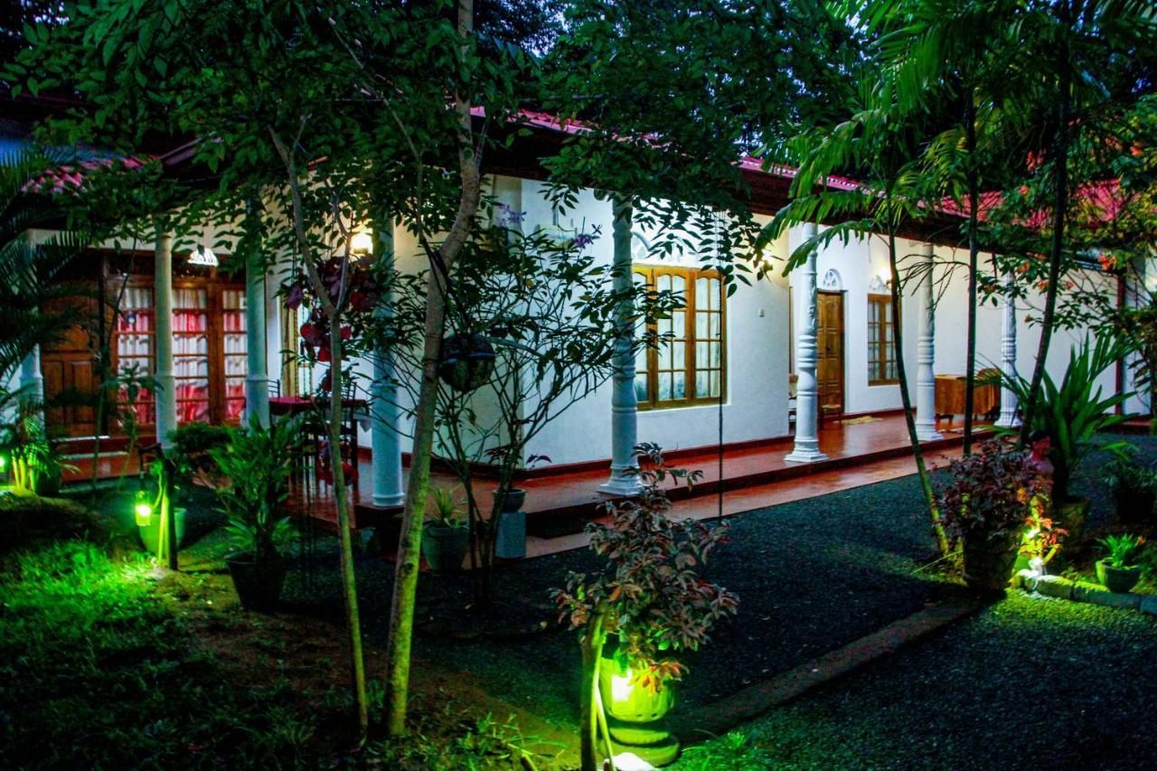 Thathsara Holiday Inn Sigiriya Exterior photo